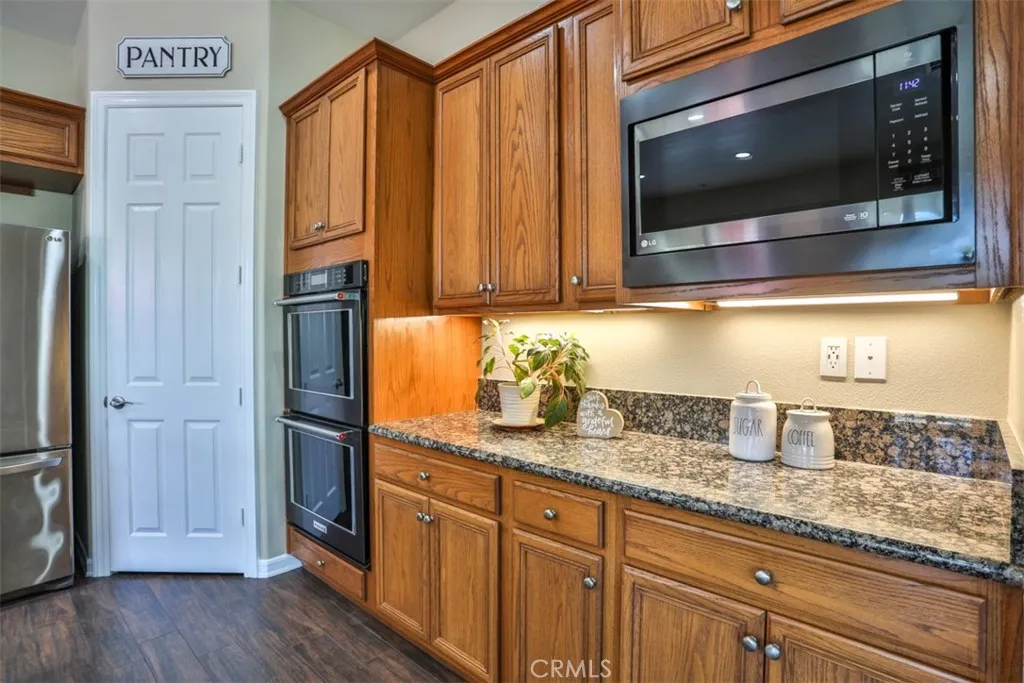 Kitchen, double ovens