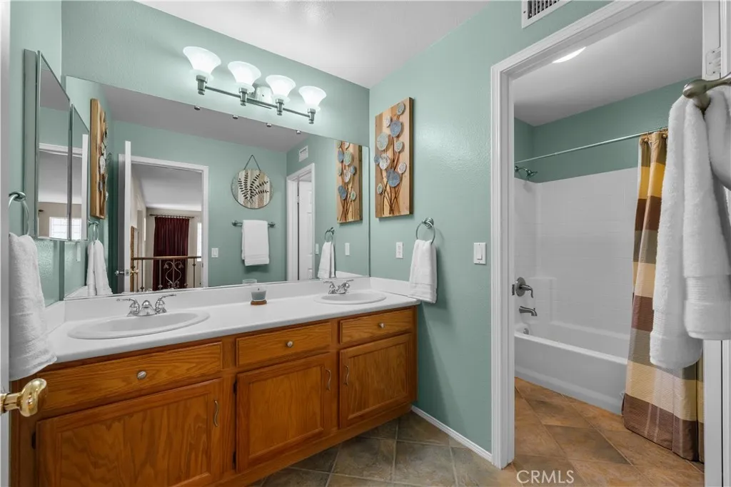Hall bathroom w/double sinks