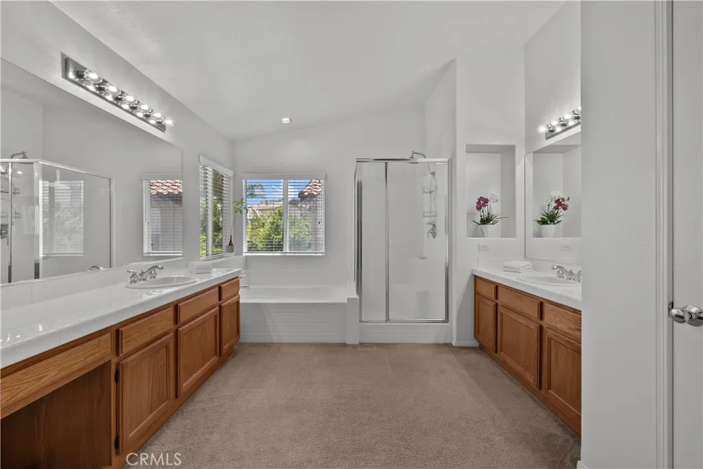 Primary bathroom w/soaking tub & separate shower