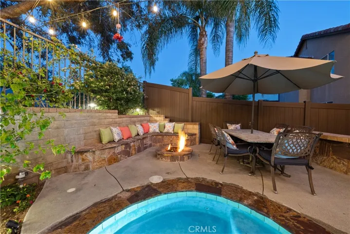 Gas firepit & sitting area