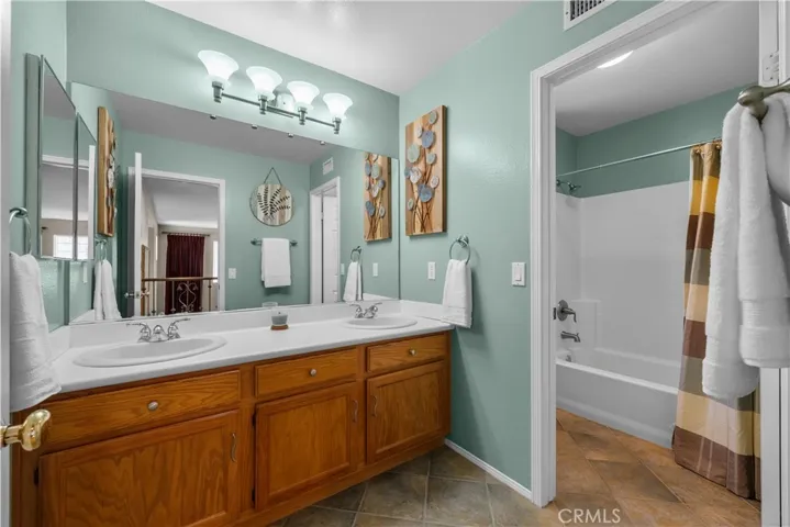 Hall bathroom w/double sinks
