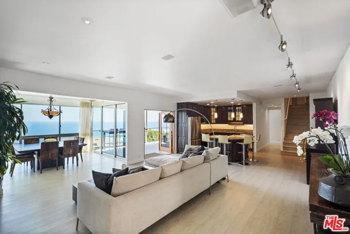 Single level open floor plan
