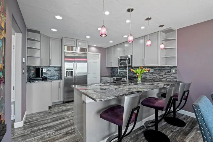 17-web-or-mls-7895 Shell Circle_HB_Large