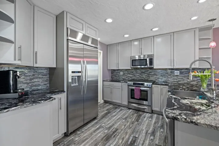 18-web-or-mls-7895 Shell Circle_HB_Large