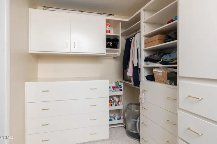 36_closet_2