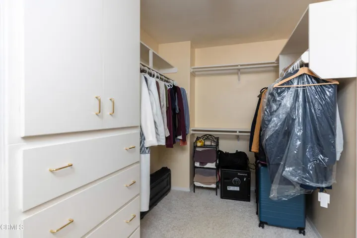 35_closet_1