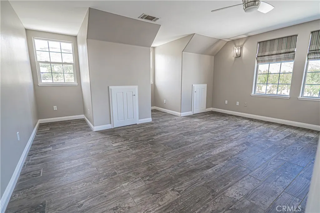 Huge secondary Large bedroom/bonus room w/ laundry closet