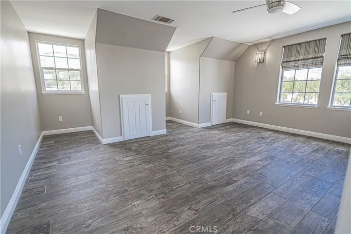 Huge secondary Large bedroom/bonus room w/ laundry closet