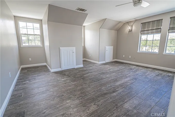Huge secondary Large bedroom/bonus room w/ laundry closet