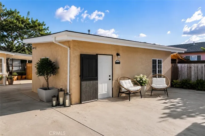 Virtually staged.
1 of 3 units (middle property)