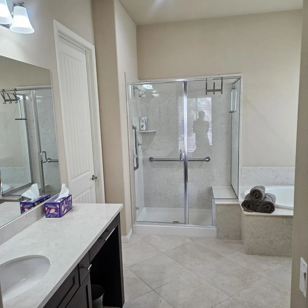 Master Bath (002)