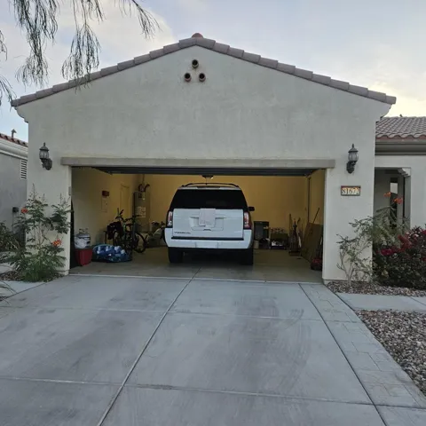 Oversized Double Car Garage (002)