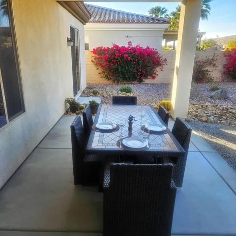 Outdoor Dining (002)