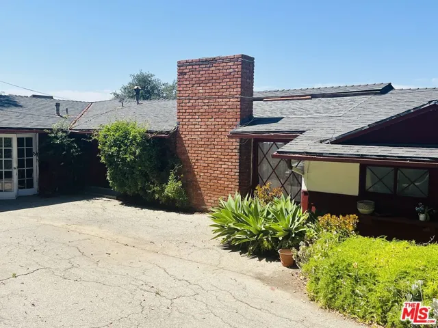 15739 Mulholland Place, Los Angeles, California 90049