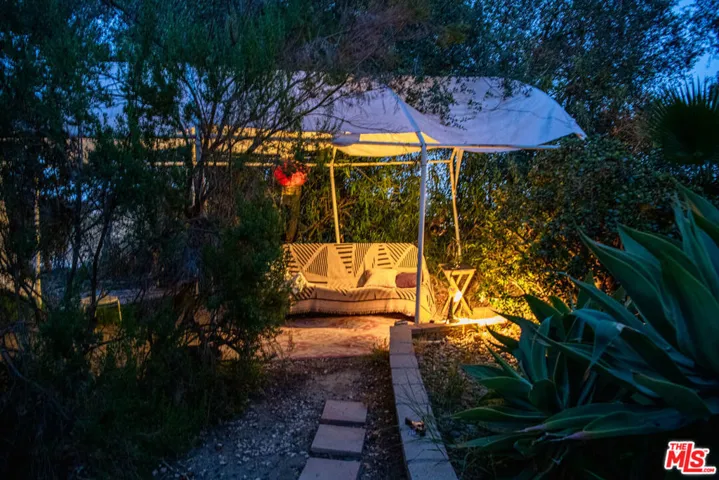 15739 Mulholland Place, Los Angeles, California 90049