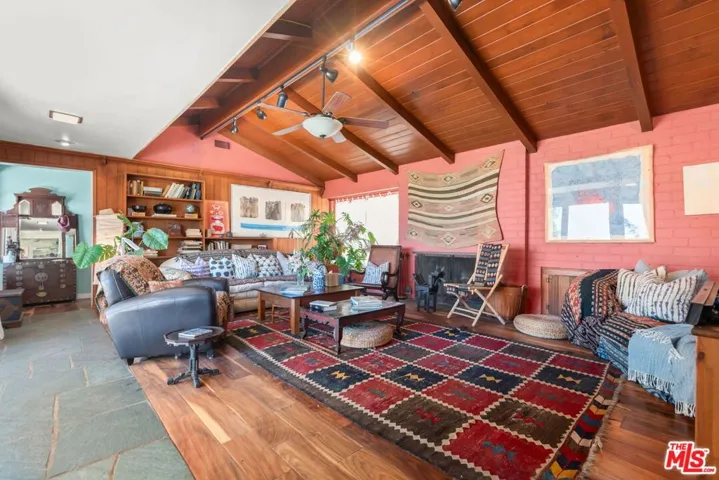 15739 Mulholland Place, Los Angeles, California 90049