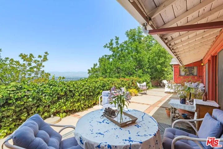 15739 Mulholland Place, Los Angeles, California 90049