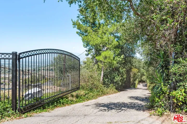 15739 Mulholland Private Entry