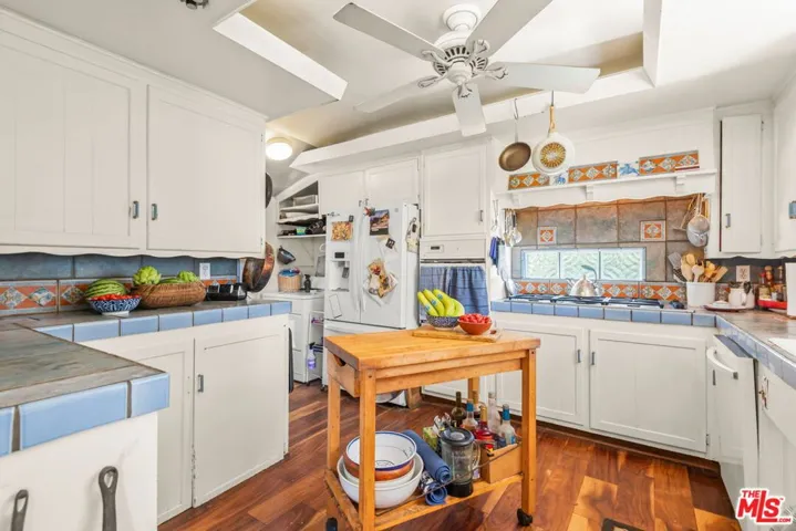 15739 Mulholland Place, Los Angeles, California 90049