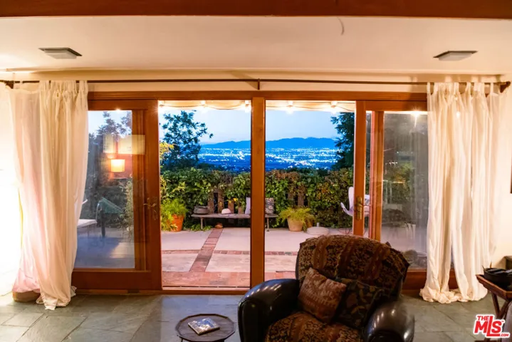 15739 Mulholland Place, Los Angeles, California 90049