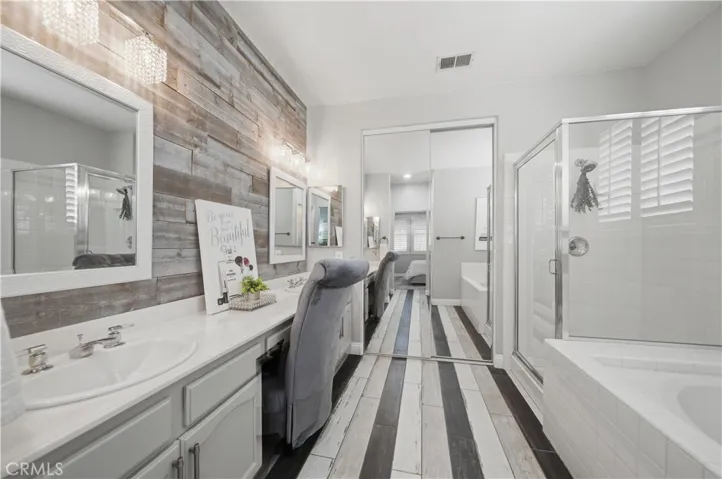 Ensuite Full Bathroom & walk-in closet