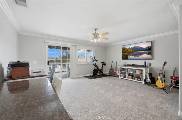 Loft w/ balcony access