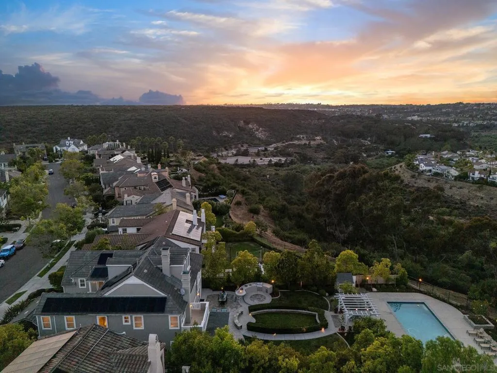 Not only massive and private, but amazing views !