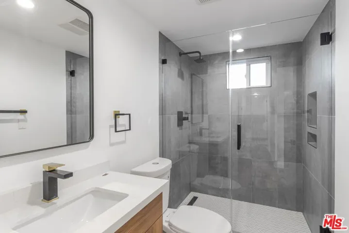 10821 Hartsook Street, North Hollywood, California 91601