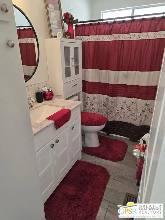bathroom pic 1