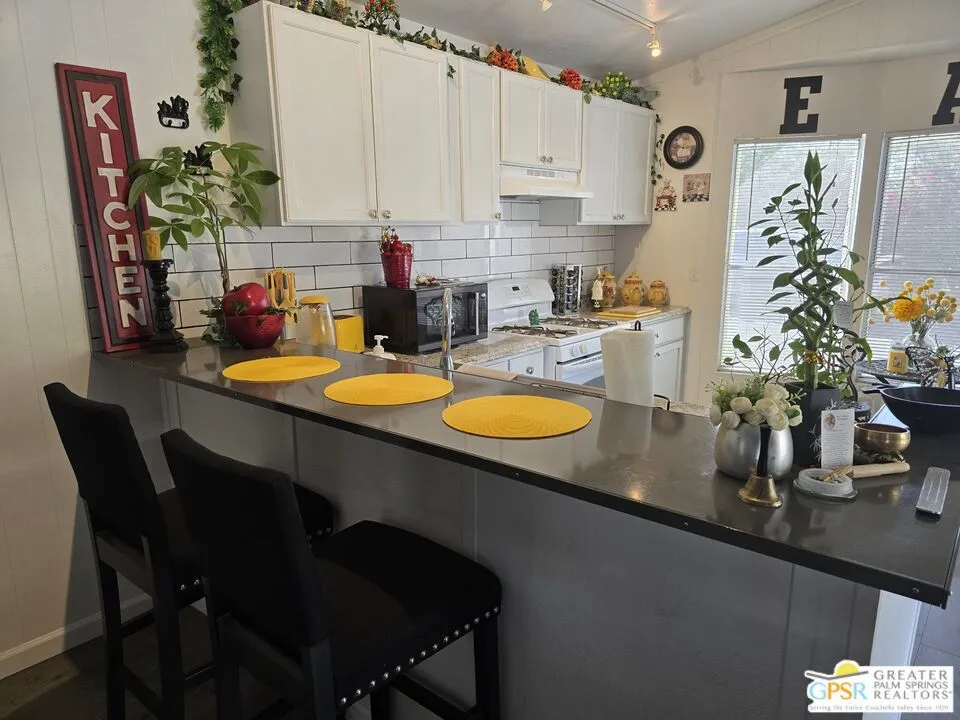 Kitchen breakfast bar
