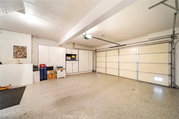 Garage w/expoxy flooring