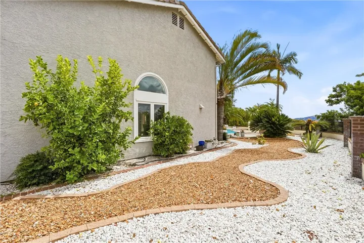Spacious Sideyard