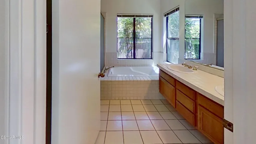 3012-Waunetta-Bathroom (2)