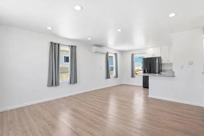 Front unit living/dining/kitchen