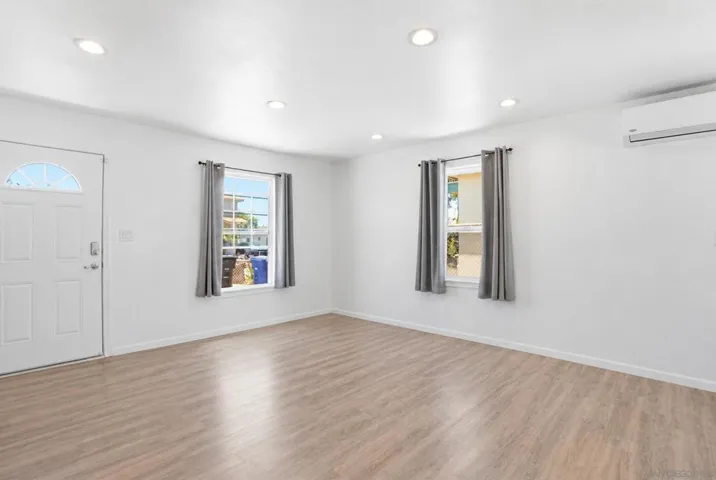 Front unit/Living Room