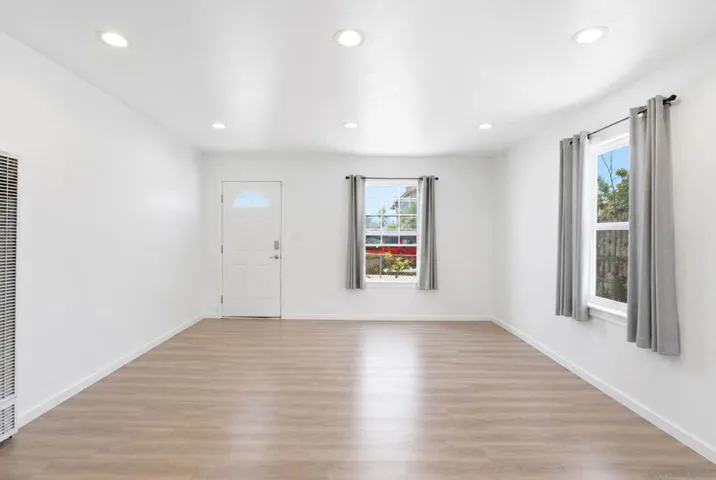 Front unit/Living Room