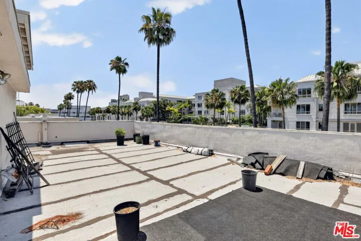 Spacious Private Roof Deck