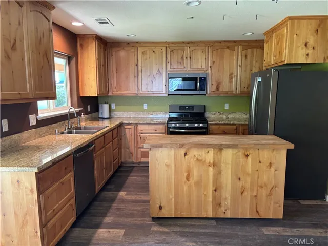 Gorgeous kitchen cabinets and granite counters and GE appliances