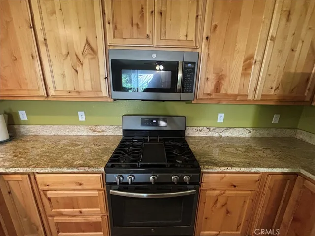 GE Natural Gas Stove and Oven and Microwave