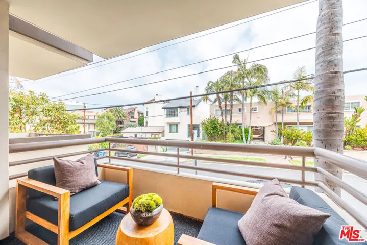 951 Granville Avenue 202, Los Angeles, California 90049