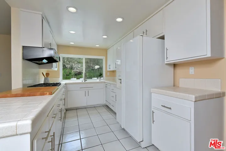 6041 Ellenview Avenue, Woodland Hills, California 91367