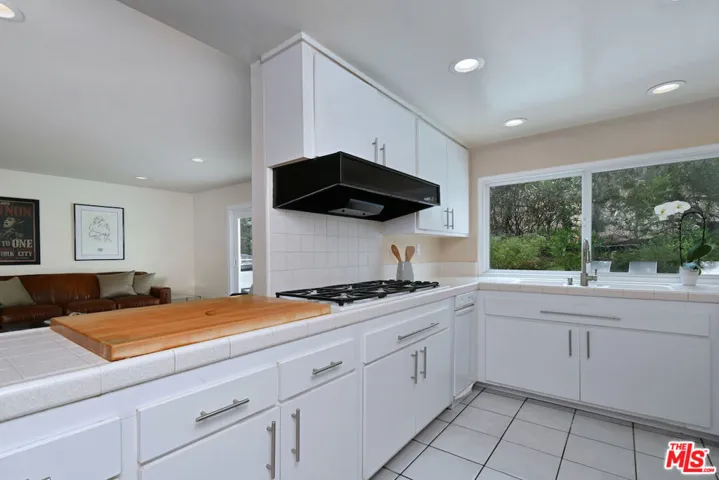6041 Ellenview Avenue, Woodland Hills, California 91367