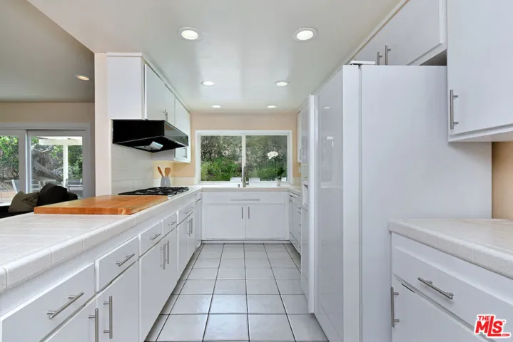 6041 Ellenview Avenue, Woodland Hills, California 91367