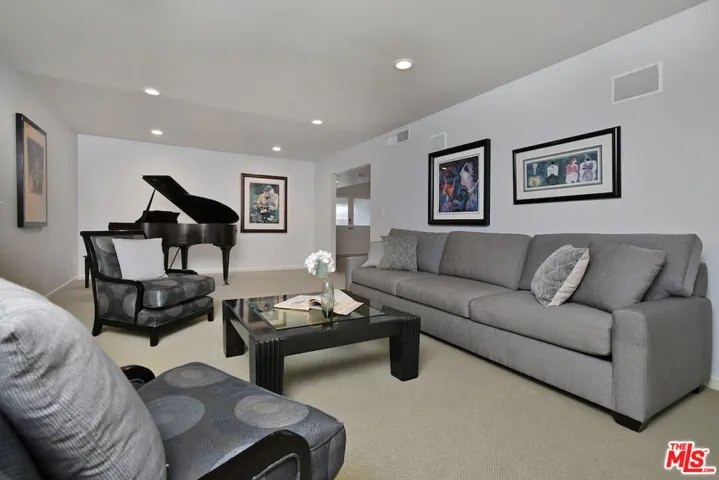 6041 Ellenview Avenue, Woodland Hills, California 91367