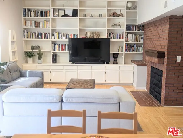 835 S Lucerne Boulevard 209, Los Angeles, California 90005
