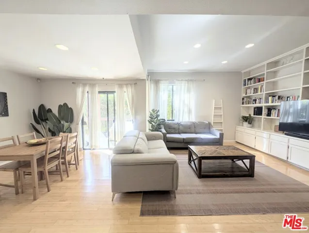 835 S Lucerne Boulevard 209, Los Angeles, California 90005