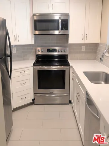 835 S Lucerne Boulevard 209, Los Angeles, California 90005