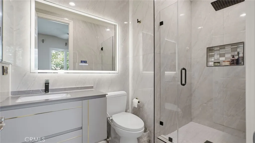 Downstairs full bath in main floor bedroom