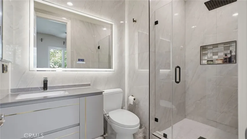 Downstairs full bath in main floor bedroom