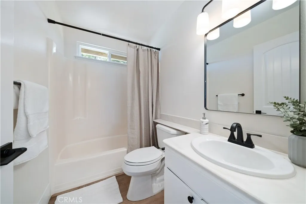 UPSTAIRS HALLWAY BATHROOM